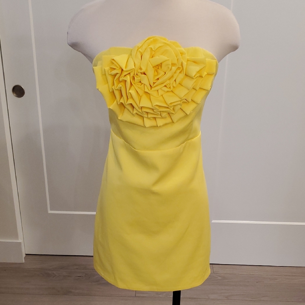 DO+BE Vibrant Yellow Strapless Dress With A Flower Accent Size L new with tags - Picture 2 of 9